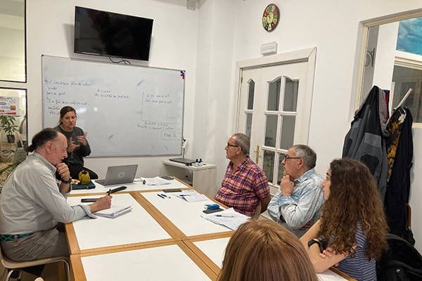 Foto de adultos aprendiendo francés en un aula de la academia de francés FranceMadrid