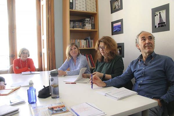 Foto de adultos aprendiendo francés en un aula de la academia de francés FranceMadrid