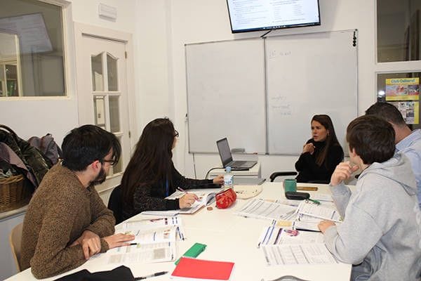Foto de adultos aprendiendo francés en un aula de la academia de francés FranceMadrid