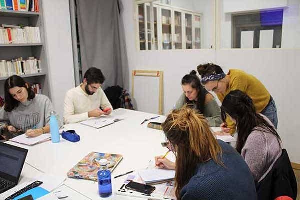 Foto de adultos aprendiendo francés en la academia de francés FranceMadrid